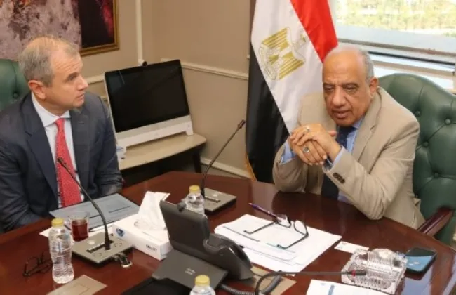 وزير الكهرباء يبحث مع الكازار الإماراتية تعزيز التعاون وزيادة الاستثمارات 
