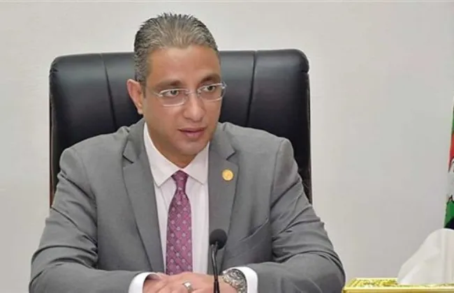 وقف نائب رئيس مدينة بالفيوم عن العمل لمدة 3 أشهر وإحالته للنيابة 