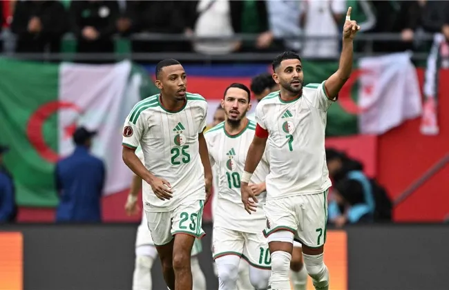 محرز يقود الجزائر للفوز على السودان بثلاثية في كأس أمم أفريقيا