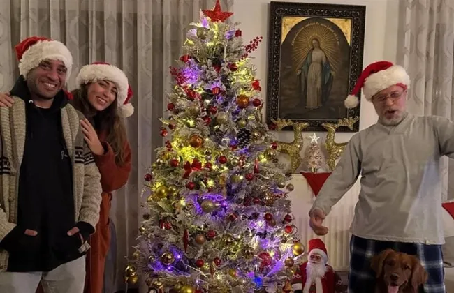 صور كريسماس شريف منير تشعل الجدل بعد طلاقه من لورا عماد