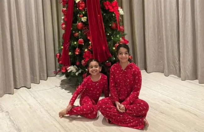 صورة بنات محمد صلاح أمام شجرة الكريسماس تشعل الجدل مجددًا