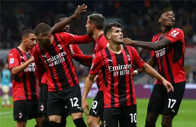 ميلان يكتسح فيرونا بثلاثية ويقفز لصدارة الدوري الإيطالي