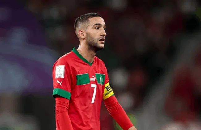 حكيم زياش يودّع شقيقه فى جنازة مؤثرة بمدينة بركان فى المغرب