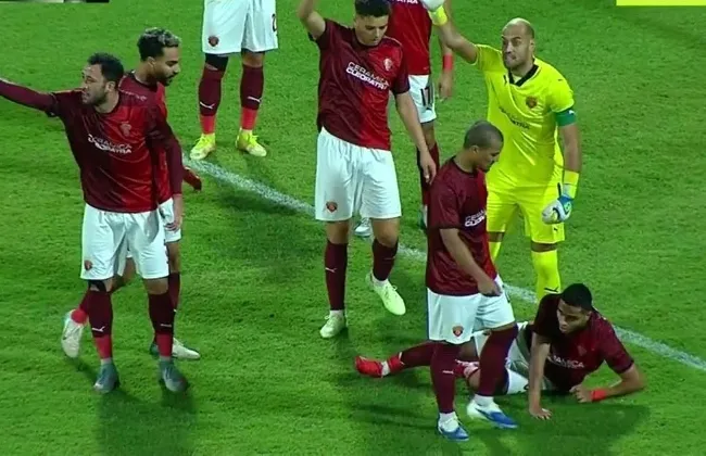 نقل ثنائى سيراميكا وفاركو الى المستشفى عبر الإسعاف عقب السقوط