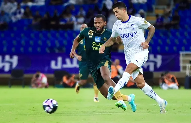 الخلود ضد الهلال.. هدفان وطرد في تعادل الشوط الأول بالدوري السعودي