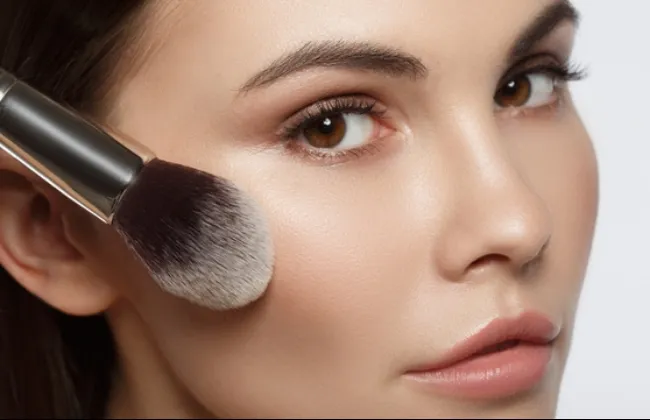 مكياج الشتاء دون جفاف.. خطوات بسيطة لإطلالة ناعمة وثابتة