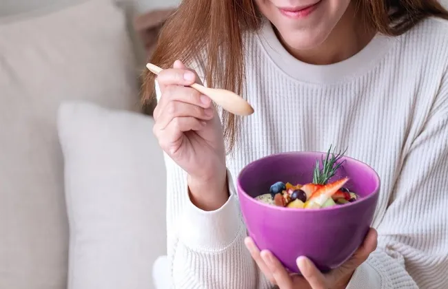 أطعمة ومشروبات احذريها شتاءً لتقليل نزلات البرد والسعال وتعزيز المناعة