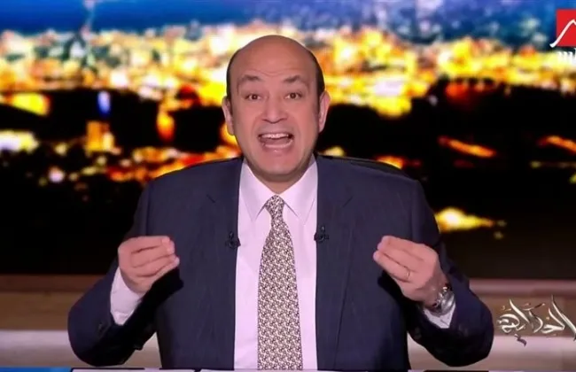 سيدة تدافع عن عمرو أديب.. والإعلامي يرد