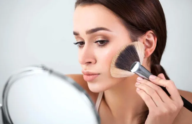 إزاي تختاري المكياج المناسب للون بشرتك في الشتاء؟ دليل شامل