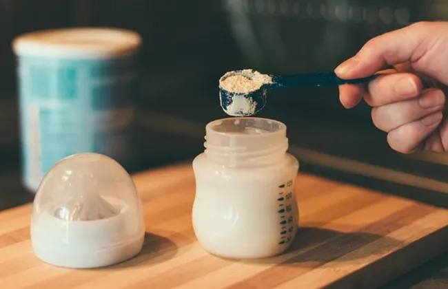 سحب احترازي عالمي لدفعات من حليب الأطفال بعد تحذيرات صحية محتملة