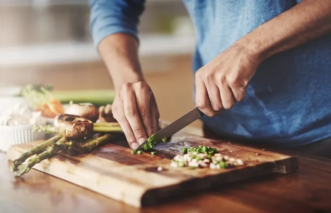 أيّهما أفضل في المطبخ؟ مقارنة صحية بين لوح التقطيع الخشبي والبلاستيكي