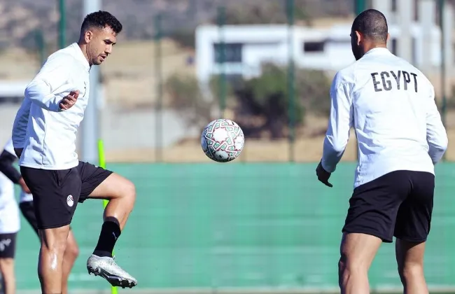 هطول الأمطار بغزارة على مران منتخب مصر بطنجة استعدادا لمواجهة السنغال