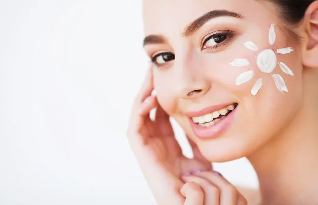 5 خطوات للعناية ببشرتك ومكياجك في الأجواء العاصفة