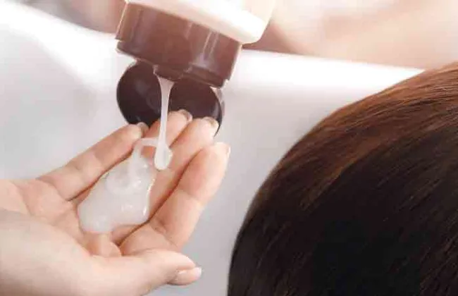 طريقة عمل «ليف إن» طبيعي لترطيب الشعر بمكونات منزلية