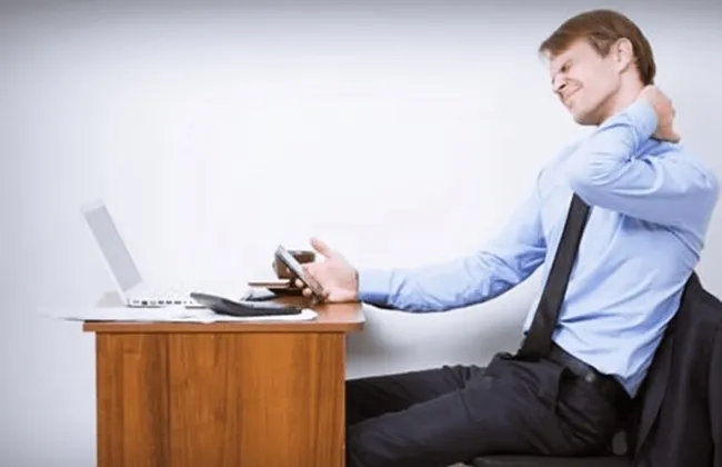 مختصون: الجلوس لفترات طويلة يرفع خطر آلام الظهر ومشكلات الدورة الدموية