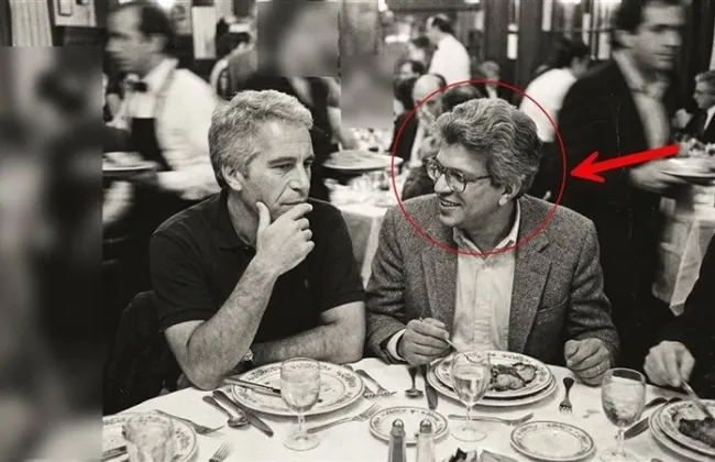 خالد منتصر يرد على اتهامات الجماعة المحظورة بخصوص علاقته بجيفري إبستين