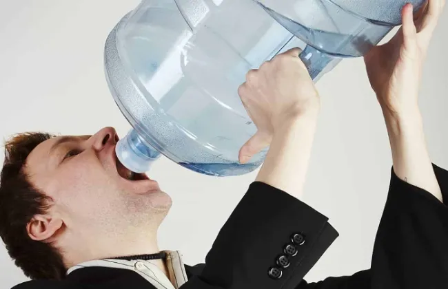 نصائح طبيّة للسوائل خلال رمضان… لماذا يعتبر “الترطيب الذكي” أهم من الكمية؟