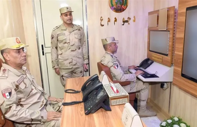 وزير الدفاع يتفقد الجاهزية القتالية للمنطقة المركزية العسكرية ويشارك المقاتلين وجبة الإفطار