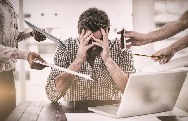 مش مجرد قلق.. كيف تفرق بين ضغوط العمل العادية وبين 'الاحتراق النفسي'؟