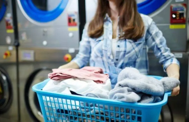 الماء البارد أم الساخن؟.. دليل الخبراء لاستخدام درجة الحرارة المناسبة في إزالة بقع الغسيل