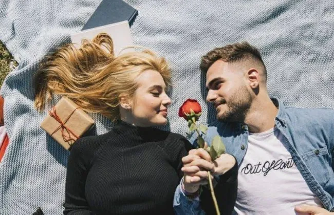  خبراء الفلك يحددون 5 أبراج لا تطيق العيش بمفردها وتسعى دائماً للروابط العاطفية