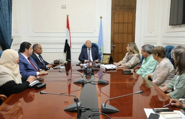 محافظ القاهرة يبحث مع 