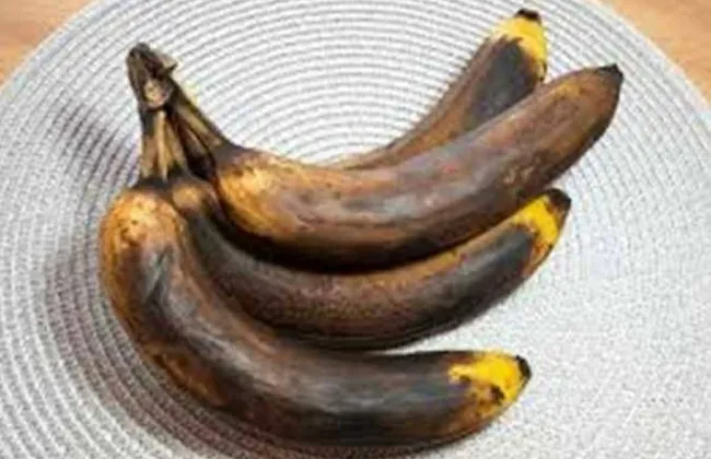 وداعاً للسواد والهاموش.. طرق عملية لإطالة عمر الموز والحفاظ على نضارته في الصيف