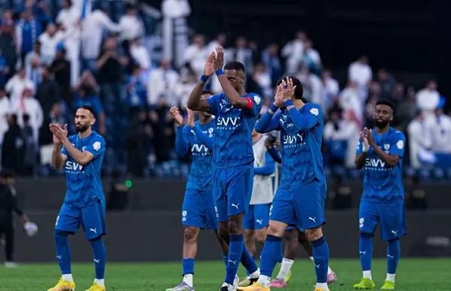 بنزيما وسالم الدوسري يقودان هجوم الهلال أمام الحزم في دوري روشن