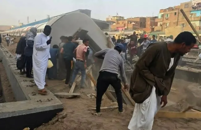 خروج عربة قطار عن القضبان بأسوان.. والمحافظ يتابع الحالة الصحية للمصابين
