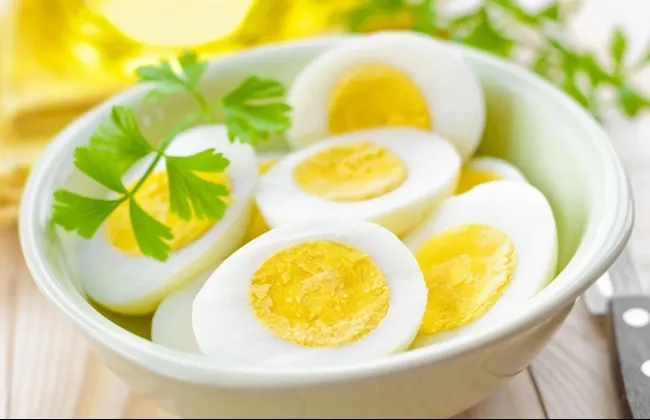 البيض.. غذاء خارق أم ضار وهل يمكن تناوله يوميًا بأمان؟