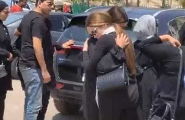 نور إيهاب تشيع جنازة جدها من مسجد الرحمن الرحيم بصلاح سالم