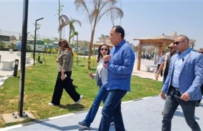رئيس الوزراء يبدأ جولته بمحافظة البحيرة بتفقد منتزه إدكو