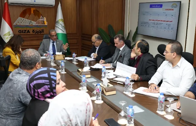 محافظ الجيزة يوجه بتطبيق آلية جمع القمامة من العقارات فى عدد من الأحياء