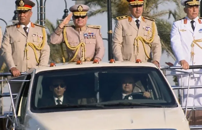 الرئيس السيسي يوجه التحية العسكرية لأفراد وضباط القوات المسلحة بمقر القيادة الاستراتيجية