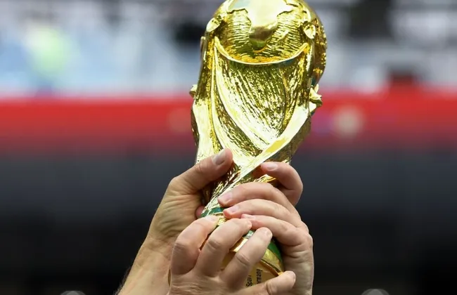 ميندي يبيع نسخة كأس العالم 2018 فى مزاد علني مقابل 54 ألف يورو