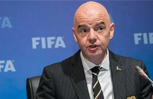 رئيس وزراء بريطانيا يدعو إنفانتينو إلى الاستقالة بسبب خطة بيع كأس العالم