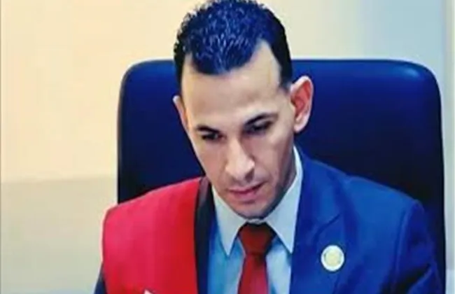 وشاح قاضٍ ومنصة حكم.. حيلة مستشار مزيف لخداع ضحاياه