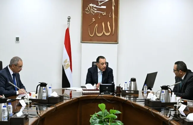 رئيس الوزراء يستعرض خطة التحرك والرؤية الاستراتيجية لرئيس جهاز تنمية المشروعات