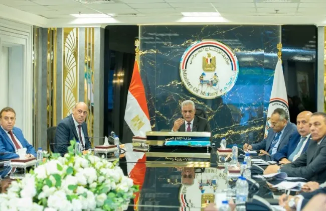 وزير الدولة للإنتاج الحربى يتابع الموقف التنفيذى لمشروعات حياة كريمة