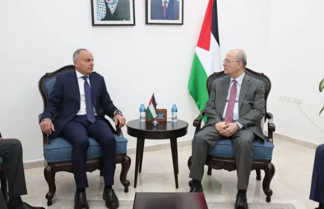 سفير مصر في رام الله يلتقي رئيس الوزراء الفلسطيني لبحث آخر التطورات