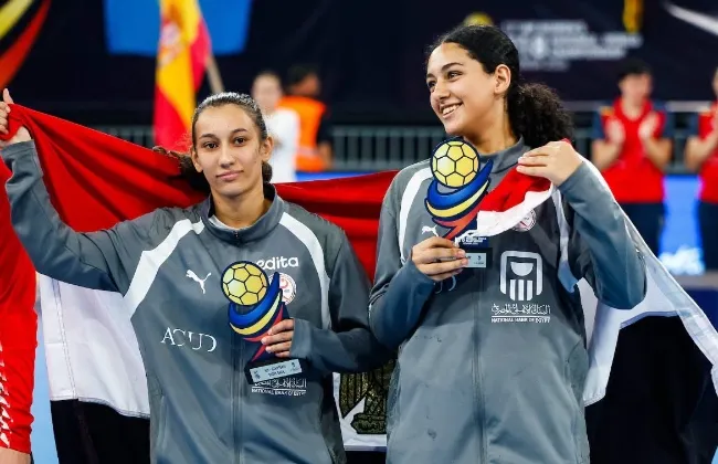 وزير الرياضة يهنئ ملك وزينة عمرو بعد اختيارهما ضمن الأفضل ببطولة العالم لناشئات اليد