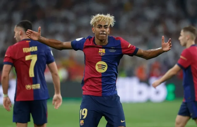 برشلونة يكرم 8 من أبطاله المتوجين مع إسبانيا في حضور كأس العالم