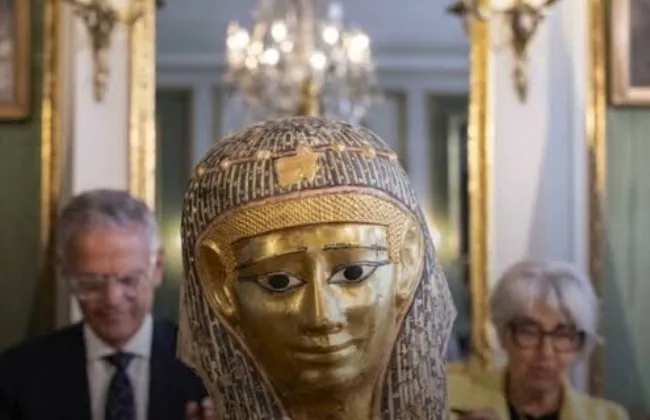 عمره أكثر من ألفى عام.. سويسرا تعيد قناع جنائزى لمصر