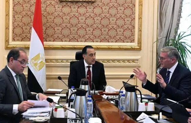 رئيس الوزراء يتابع عدداً من ملفات العمل المشترك بين وزارتي المالية والبترول