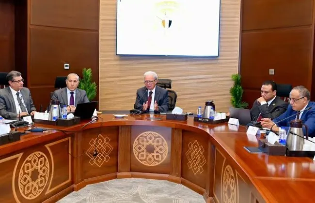 حسين عيسى يعقد اجتماعًا موسعًا لمتابعة جهود إعادة هيكلة الهيئات الاقتصادية
