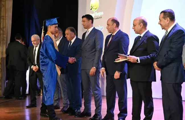 وزير الصناعة يسلم شهادات التخرج وعقود العمل لأول دفعة من مدرسة أبو زعبل