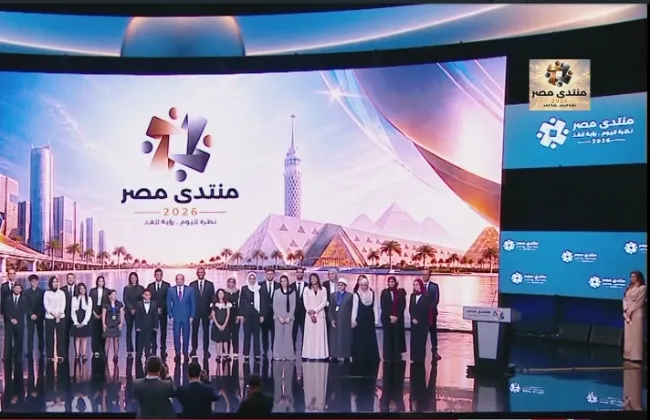 فخامة الرئيس السيسى يشارك صورة تذكارية مع عدد من النوابغ المكرمين من أبناء مصر