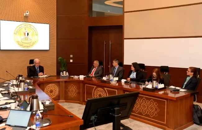 حسين عيسى يبحث تعزيز التعاون مع نائب رئيس مجموعة البنك الدولى والوفد المرافق