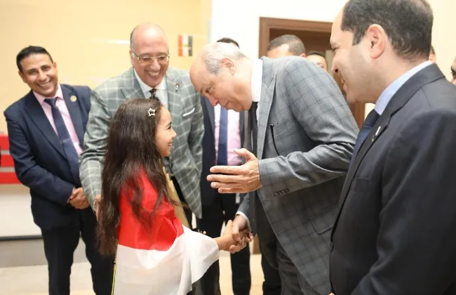 وزير الطيران يستقبل بطلة «تحدي القراءة العربي» بمطار القاهرة الدولي